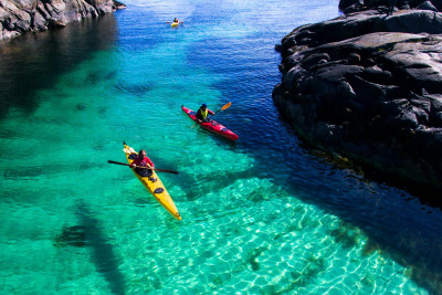 Sandbunnen gir flotte farger og det ser ut som du flyr på vannet. Foto: Kayak Lofoten.