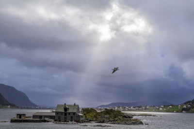 Skotholmen i Breidsundet sett fra Remøya, med Nerlandsøya og Bergsøya i bakgrunnen. Foto: Skotholmen.