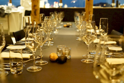 Dekket på til festmiddag og sannsynligvis sjømat! Foto: Skotholmen.