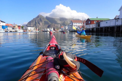 Kajakk i Henningsvær havn. Foto: Lofoten Kayak.