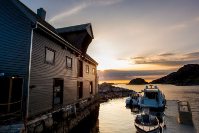 Solnedgang ved Skotholmen og småbåthavna. Foto: Skotholmen.