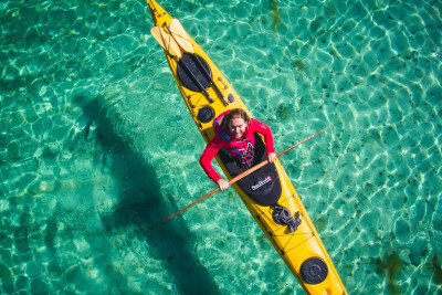 Den grønne strandbunnen er virkelig flott når du padler kajakk. Foto: Kayak Lofoten.