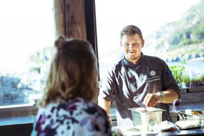 På kjøkkenet, der magien skapes. Foto: Skotholmen.
