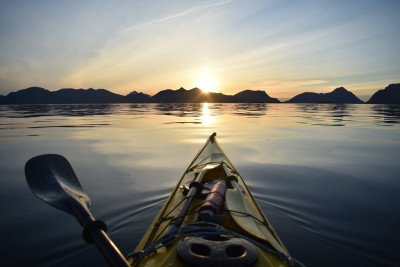 Det er få plasser som er bedre for å oppleve solnedgangen enn i en kajakk. Foto: Kayak Lofoten.