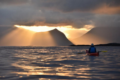 Lyset i Lofoten er fantastisk og en guidet tur med kajakk ut fra Henningsvær er en flott plass å oppleve det. Foto: Kayak Lofoten.