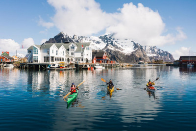 Henningsvær bryggehotell er et av mange flotte overnattingssteder i Henningsvær. Foto: Henningsvær bryggehotell