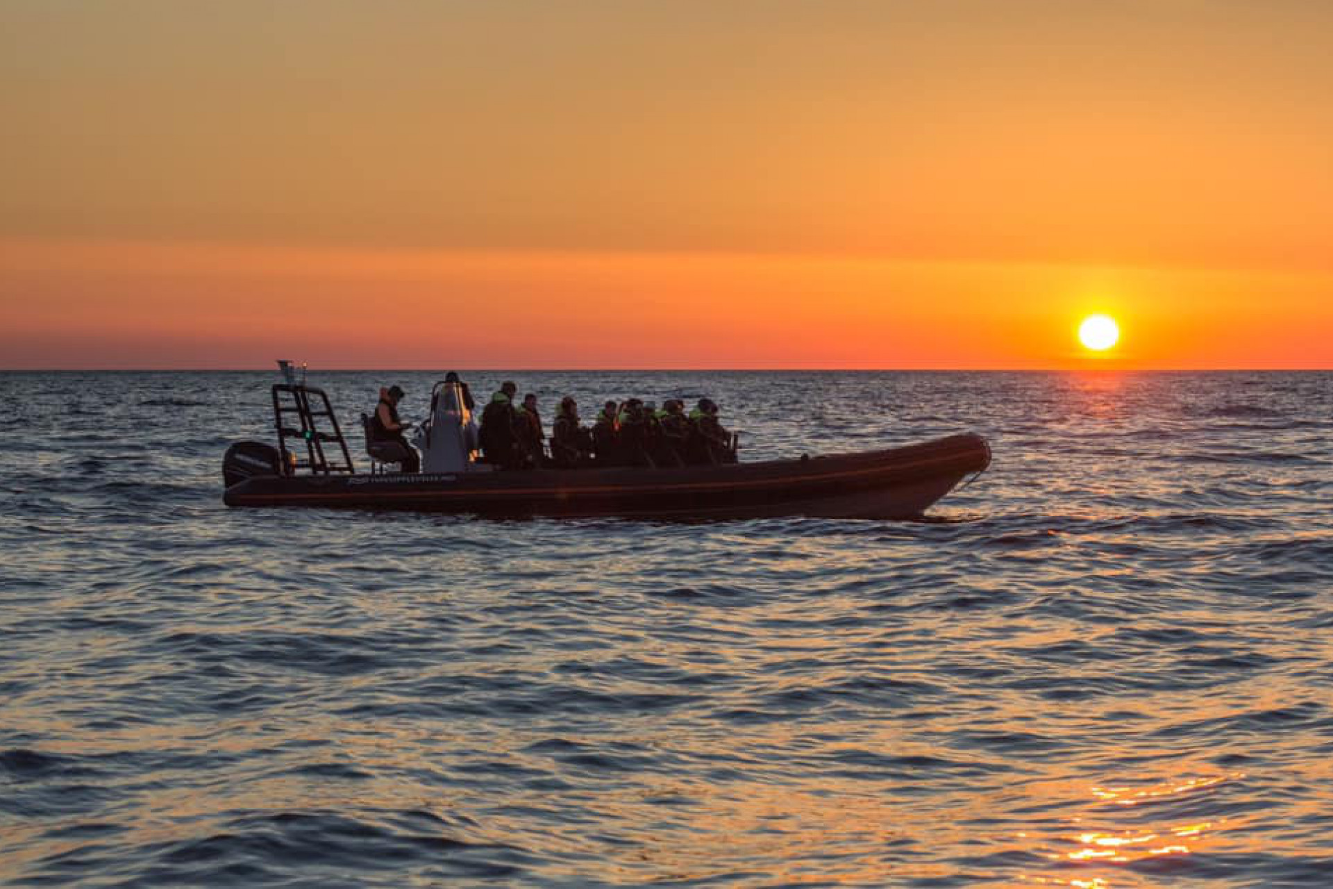 RIB-tur i solnedgang er en flott opplevelse! Foto: Havopplevelse.