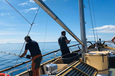 Her kan du fiske med både jukse og havfiskestang. Foto: Henningsvær Havfiske.