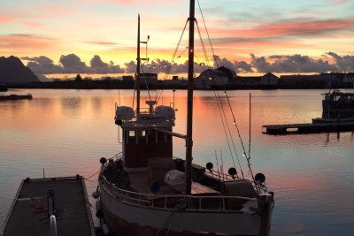 Fiskeskøyta Symra i Svolvær i fantastiske farger. Foto: Adventure Tailor.