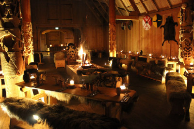 Inne i Gildehallen i Midgard vikingsenter. Foto: Midgard Vikingsenter.