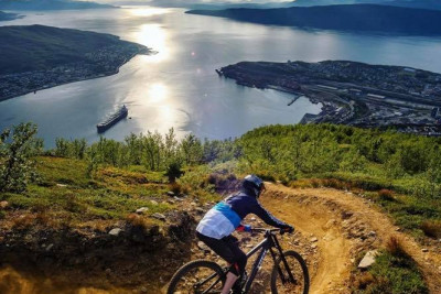 På sommeren er Narvikfjellet fullt av fantastiske sykkelløyper med utrolig utsikt. Foto: Narvikfjellet.