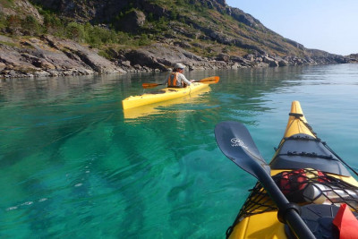 Med kajakk kommer du deg inn i alle kriker og kroker i og rundt Henningsvær. Foto: Lofoten Kayak.
