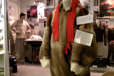 Modell av samisk grenseguide. Foto: Lofoten Krigsminnemuseum.