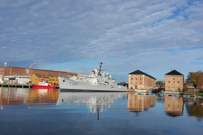 KNM Narvik foran Magasinbygningene på Karljohansvern. Foto: KNM Narvik.