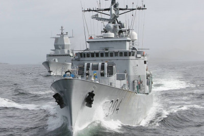 KNM Narvik i aktiv tjeneste, med neste generasjons fregatt fra Fridtjof Nansen-klassen bak seg. Foto: KNM Narvik.