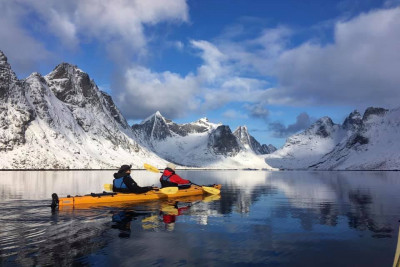 Guidet kajakktur i vinterland utenfor Reine. Foto: Lofoten Adventure.