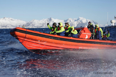 Med Henningsvær som startpunkt er RIB høy fart og fantastisk natur, hele året. Foto: Lofoten Opplevelser.