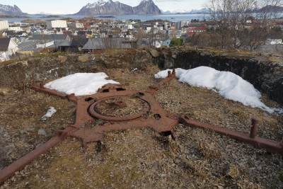 Tysk kanonstilling over Svolvær. Foto: Lofoten Krigsminnemuseum
