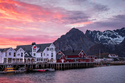 I Henningsvær kan du oppleve et fantastisk lys med vekslende årstider og tider på døgnet. Foto: Henningsvær Bryggehotell.