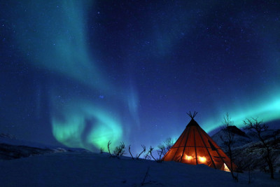 Nordlyset kan ha et fantastisk fargespekter. Foto: Njalasouka Adventures