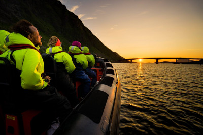 På vei fra Henningsvær til Yttersida der man kan se midnattsola. Foto: Lofoten Opplevelser.