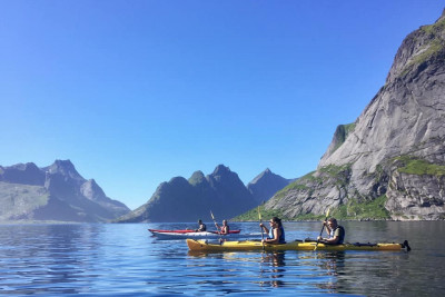 Reine har blant de flotteste fjellformasjonene i verden og med havet helt inntil foten av fjellet er det perfekt for kajakk. Foto: Lofoten Adventure.