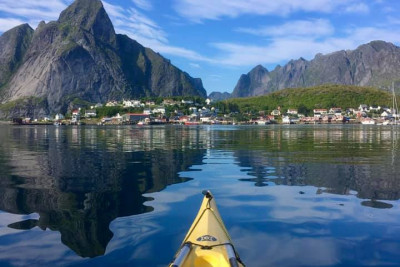 Blankstille hav med kajakk. Foto: Lofoten Adventure.