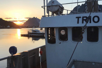Lyset er forskjellig gjennom hele året, men alltid fantastisk. Det gjør fisketur fra Reine til en naturopplevelse året rundt. Foto: Aqua Lofoten Coast Adventure.