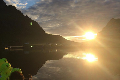 Midnattsola på RIB-safari fra Reine. Foto: Aqua Lofoten Coast Adventure.