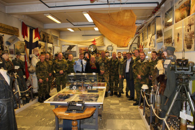 Heimevernet på besøk med sin daværende sjef, nåværende forsvarssjef Eirik Kristoffersen. Foto: Lofoten Krigsminnemuseum.