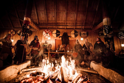 Inne i Gildehallen i Midgard vikingsenter. Foto: Midgard Vikingsenter.