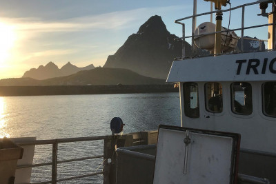 Trio II klar for fisketur ut fra Reine, med Reinebringen i bakgrunn. Foto: Aqua Lofoten Coast Adventure