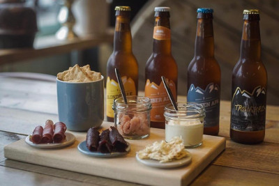 Lofotpils har en rekke øltyper som passer perfekt til hval, tørrfisk, kaviar og lofotlam. Foto: Adventure Tailor.