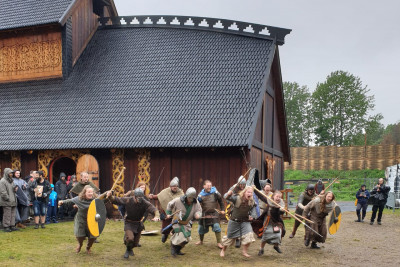 Vikingene er løs på Midgard! Foto: Midgard vikingsenter.