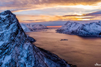 Gressholmen midt i Gimsøystraumen. Foto: Stian Aasegg.