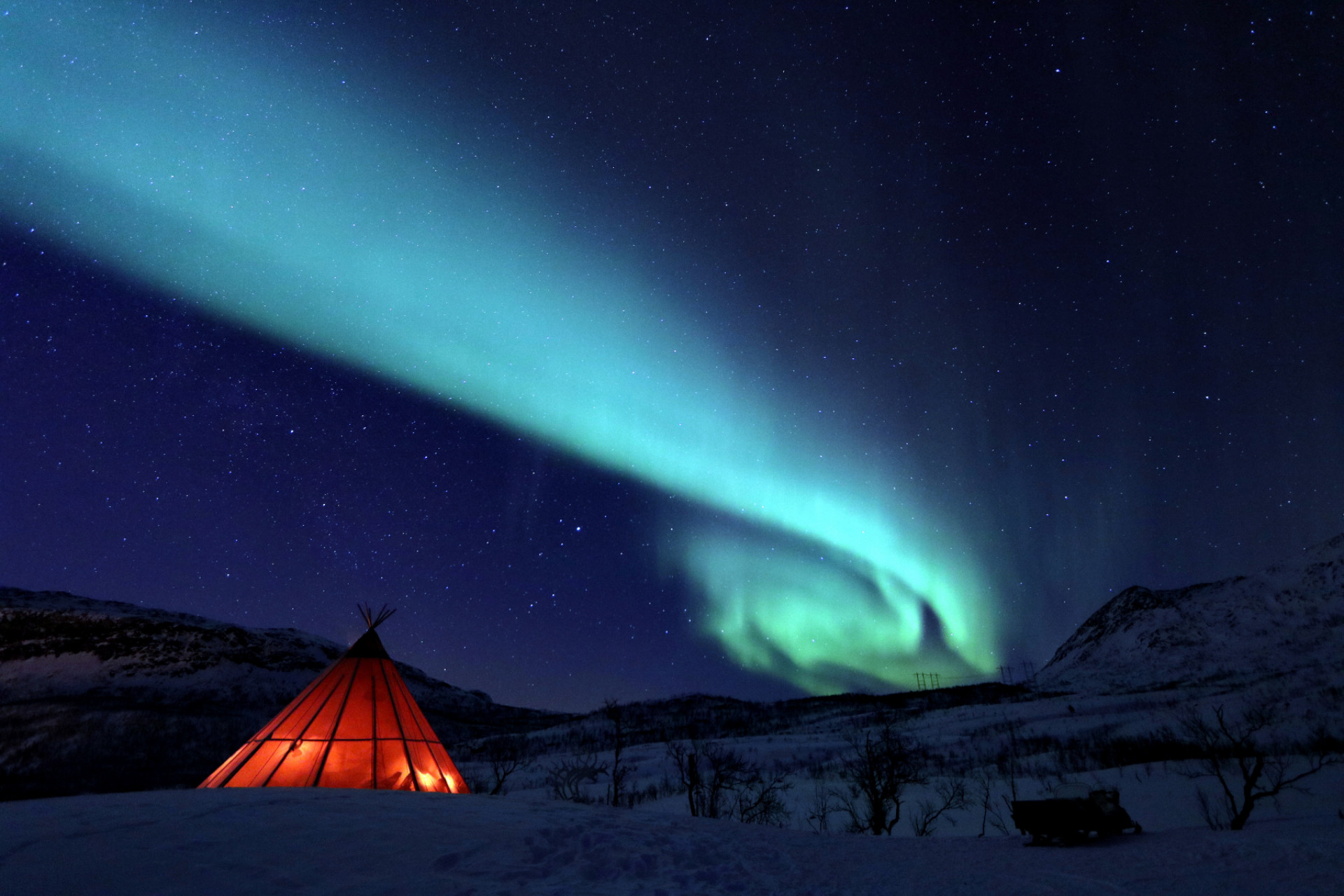 Nordlys i fantastisk vinterlandskap. Foto: Njalasouka Adventures
