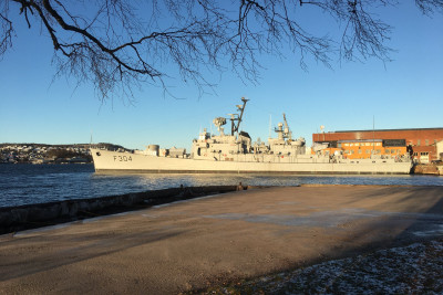 KNM Narvik badet i sol. Foto: KNM Narvik.