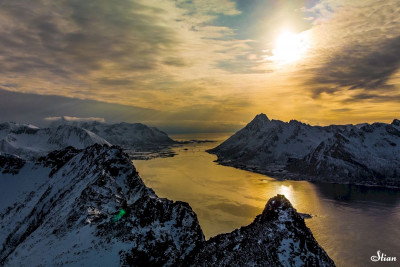 Vintersola speiler seg i Gimsøystraumen. Gimsøya til høyre og Austvågøya til venstre. Foto Stian Aasegg.