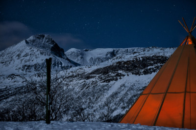 Selv uten nordlys kan lyset på natta i Nord-Norge være helt fantastisk. Foto: Njalasouka Adventures.
