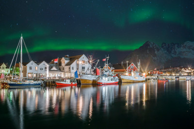 Nordlyset danser over Henningsvær. Foto: Henningsvær Bryggehotell.