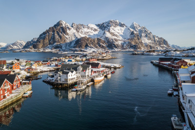 Henningsvær Bryggehotell midt i havna i Henningsvær. Foto: Henningsvær Bryggehotell.