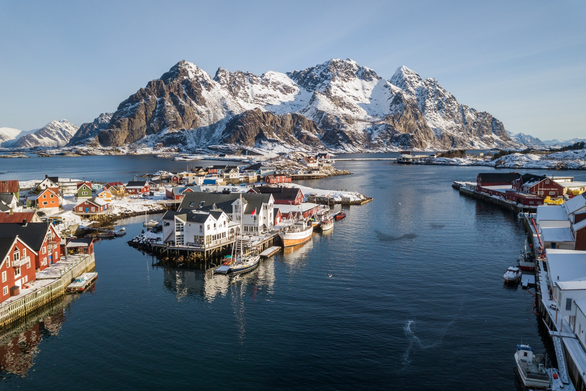 Henningsvær Bryggehotell midt i havna i Henningsvær. Foto: Henningsvær Bryggehotell.