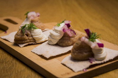 Det er mye som kan gjøres med flatbrød. Foto: Restaurant Lofotmat.