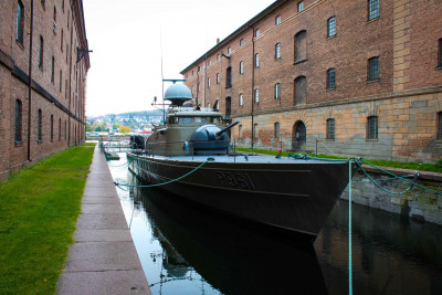 KNM Blink mellom Magasinbygningene på Karljohansvern i Horten. Foto: Adventure Tailor.