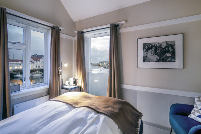 Rom med utsikt over havna i Henningsvær. Foto: Henningsvær Bryggehotell.