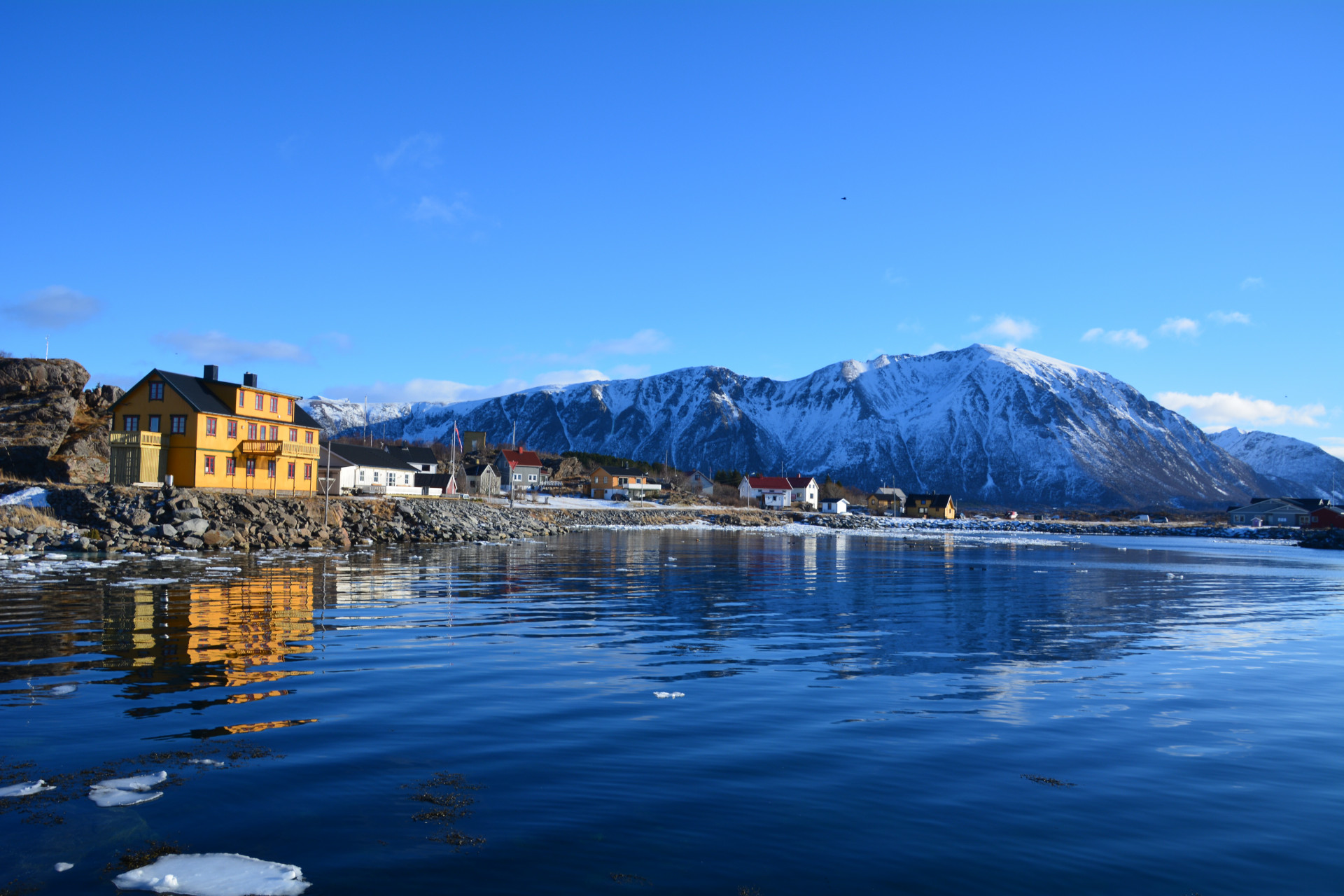 Laukvik på yttersida av Austvågøya i Lofoten. Foto: Livland Gård.