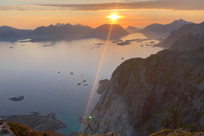 5) Festvågtinden i midnattsol. Foto: Anna Kate Henriksen.