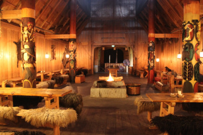 Fyr på ildstedet og gildehallen er klar til å ta imot gjester. Foto: Adventure Tailor.