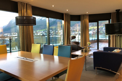 Suiten med balkong og en fantastisk utsikt over Ørstafjorden. Foto: Havila Hotel Ivar Aasen.