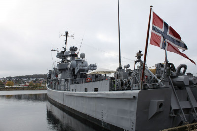 Splittflagget oppe på KNM Narvik. Foto: Adventure Tailor.